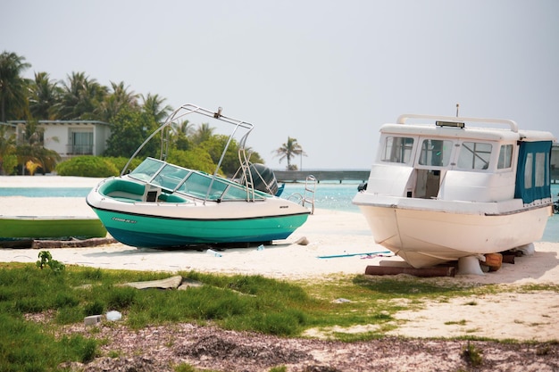 Barche sulla sabbia nell'isola di Guraidhoo, Maldive