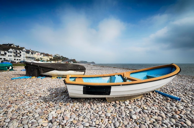 Barche sulla spiaggia a Budleigh Salterton