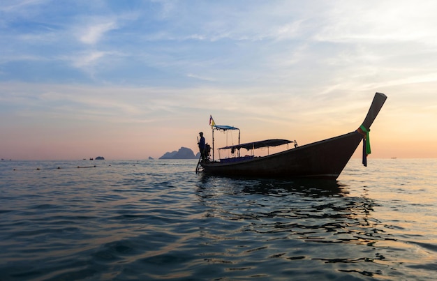 Barche tailandesi tradizionali alla spiaggia del tramonto Ao Nang, provincia di Krabi.