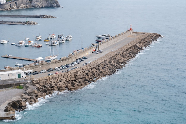 Barche turistiche del bellissimo mare blu e yacht di lusso, Costiera Amalfitana, Italia