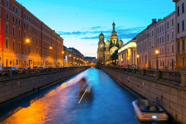 Barche turistiche navigano verso la Chiesa del Salvatore sul Sangue Versato a San Pietroburgo Russia