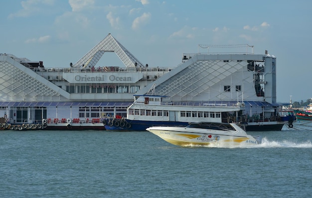 Barche veloci e barche passeggeri parcheggiate in mare per il trasporto di turisti al Pattaya PierxA Catturato il 6 luglio 2023 a Pattaya, in Thailandia