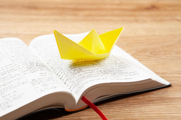 barchetta di carta sul libro