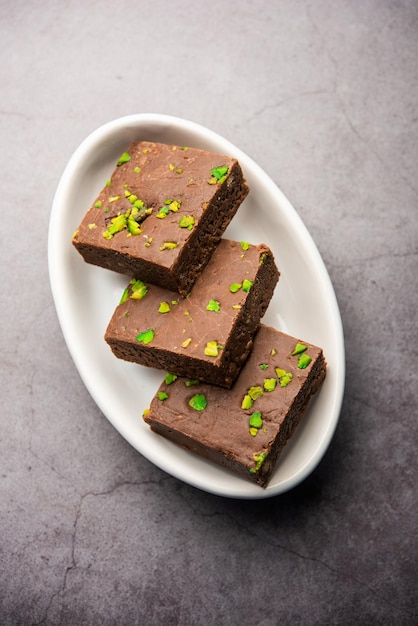 Barfi al cioccolato o torta choco burfi una variante del dessert indiano o del dolce per le feste