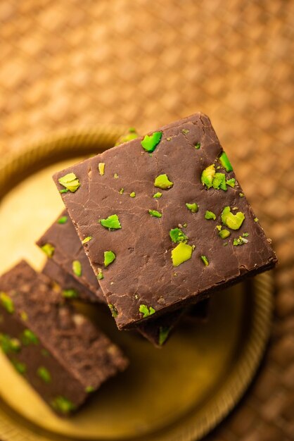 Barfi al cioccolato o torta choco burfi una variante del dessert indiano o del dolce per le feste