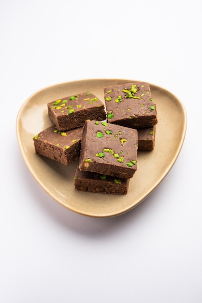 Barfi al cioccolato o torta choco burfi una variante del dessert indiano o del dolce per le feste