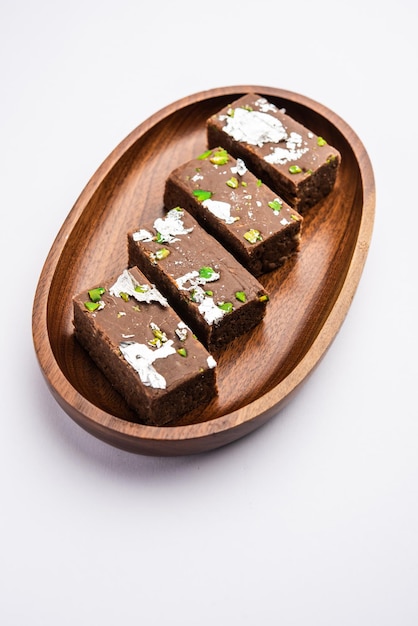 Barfi al cioccolato o torta choco burfi una variante del dessert indiano o del dolce per le feste