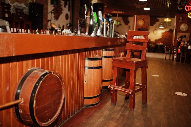 Barile di legno e sedia nel bancone del bar del pub.