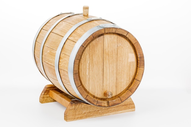 Barile di legno isolato su sfondo bianco