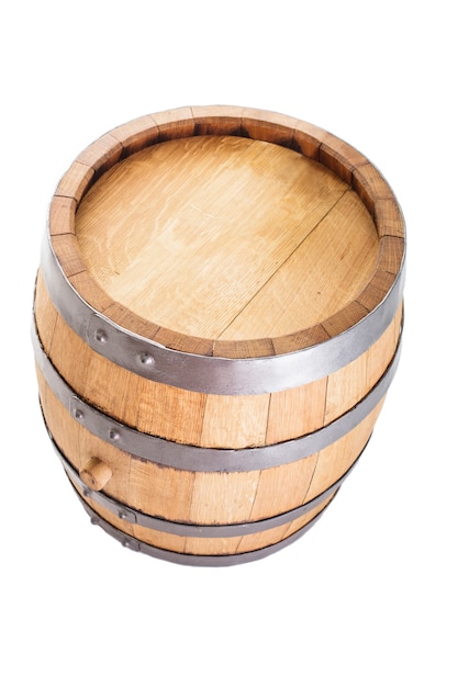 Barile di legno per vino isolato su bianco