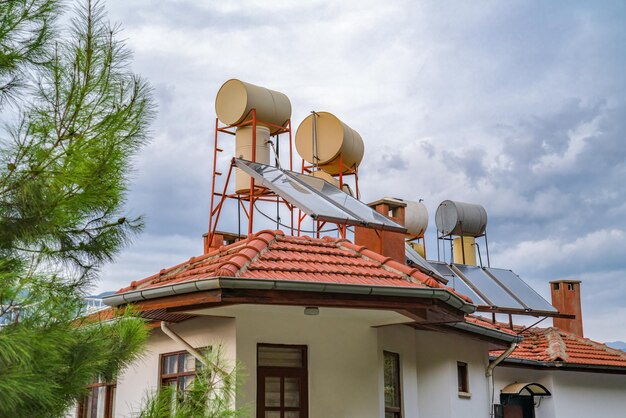 Barili d'acqua riscaldati da batterie solari installate sul tetto della casa, energia solare