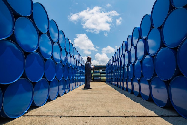 Barili di scorta di petrolio del tamburo di ispezione del lavoratore maschio blu