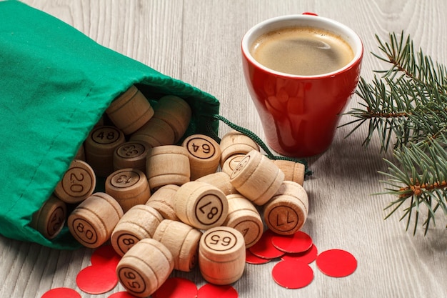 Barilotti di legno del lotto con la tazza di caffè delle fiches rosse del gioco della borsa