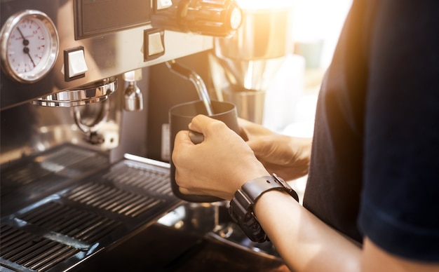 barista a mano fluisce latte e caffè