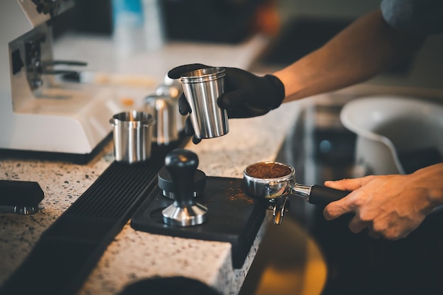 Barista bar che prepara il caffè con macchina per caffè espresso a leva manuale concetto di servizio di preparazione nel ristorante