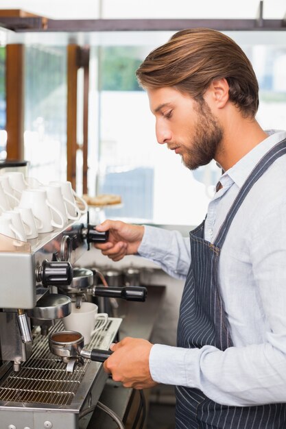 Barista bello fare una tazza di caffè