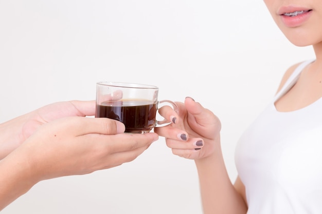 Barista che dà tazza di caffè alla giovane donna dell&#39;Asia.