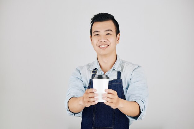 Barista che dà tazza di caffè