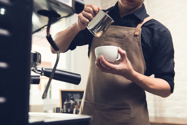 Foto barista che fa caffè latte art