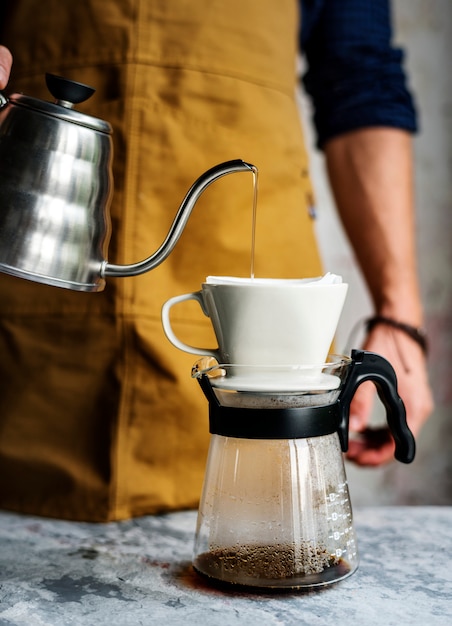 Barista che fa il caffè a goccia