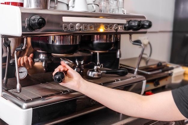 Barista che fa il caffè alla macchina del caffè