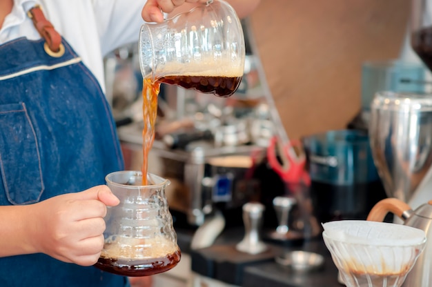 Barista che fa il caffè