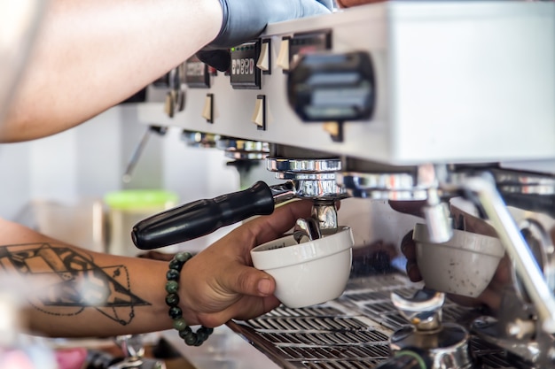 barista che fa il caffè