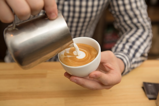 Barista che lavora nella sua caffetteria