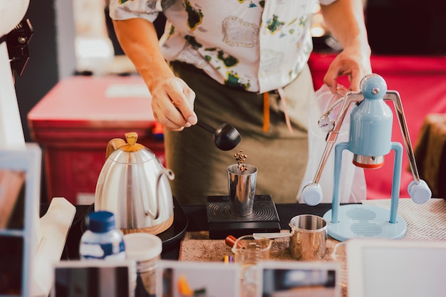 Barista che pesa i chicchi di caffè su una scala digitale