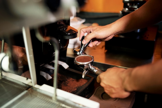 Barista che pigia motivi arabica