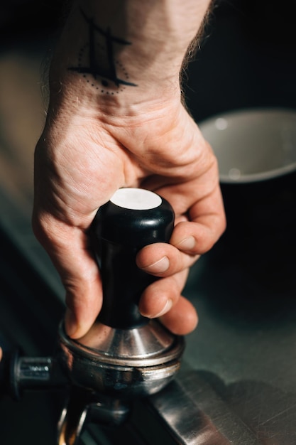 Barista che preme il caffè