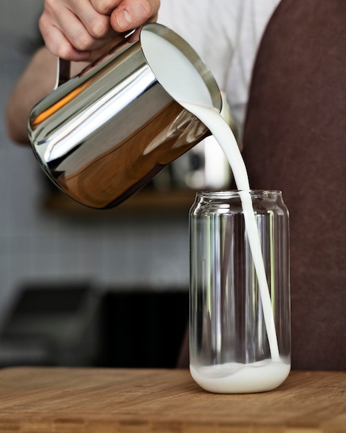 Barista che prepara bevande