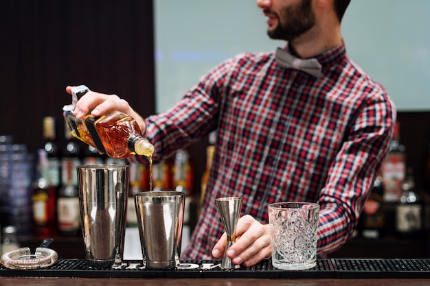 Barista che prepara cocktail in un club