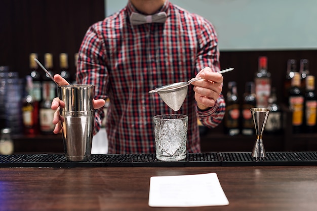 Barista che prepara cocktail in un club