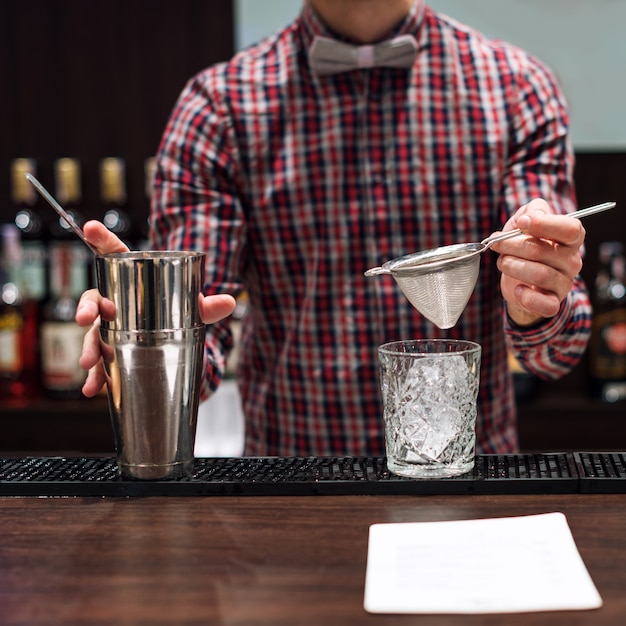 Barista che prepara cocktail in un club