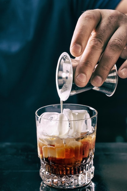 Barista che prepara cocktail russo bianco