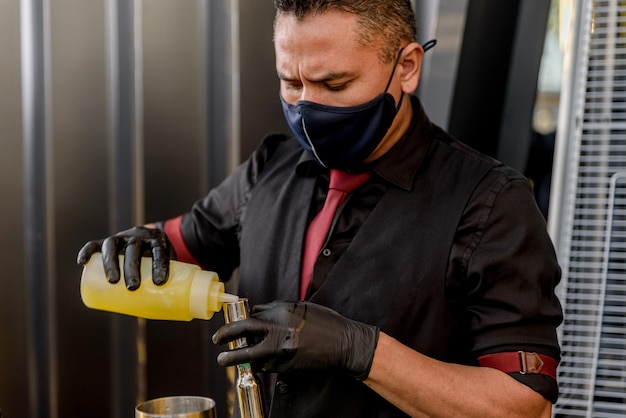 Barista che prepara e decora cocktail al concetto di professione bar