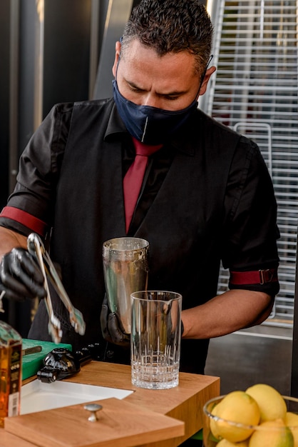 Barista che prepara e decora cocktail al concetto di professione bar