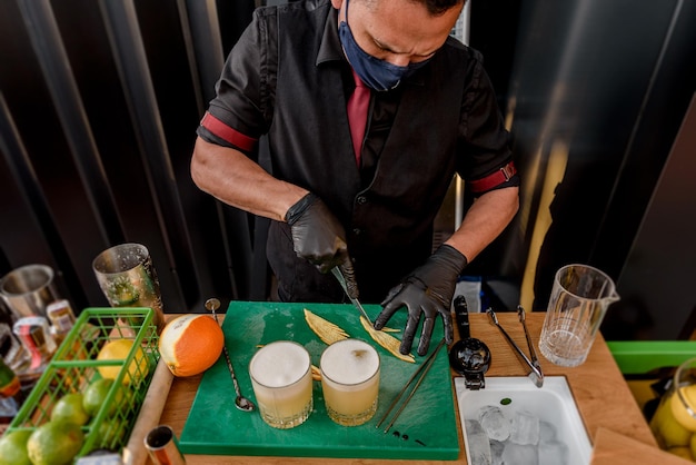 Barista che prepara e decora cocktail al concetto di professione bar