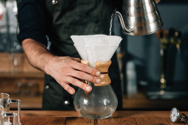 Barista che prepara il caffè Chemex