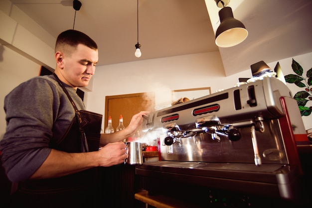 Barista che prepara il caffè in una caffetteria.