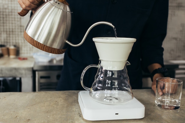 Barista che prepara il caffè, metodo versato, caffè americano