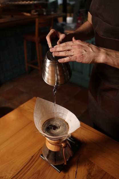 barista che prepara il caffè nella sala caffè