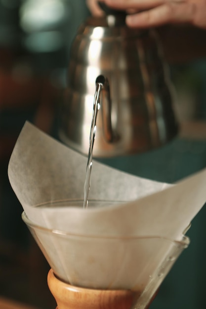 barista che prepara il caffè nella sala caffè