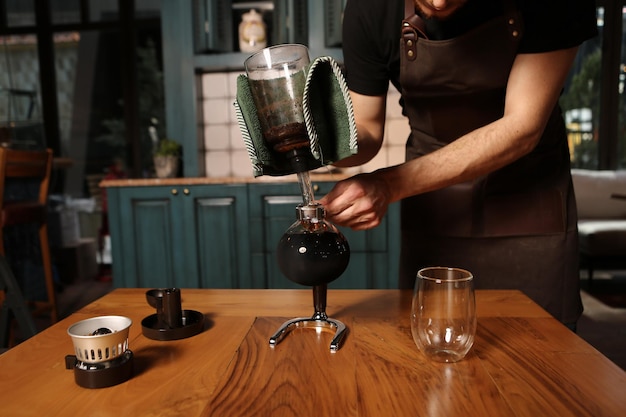 barista che prepara il caffè nella sala caffè