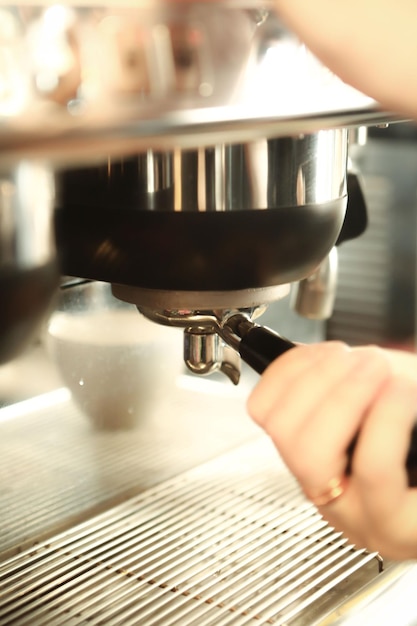 barista che prepara il caffè nella sala caffè