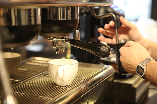 barista che prepara il caffè nella sala caffè