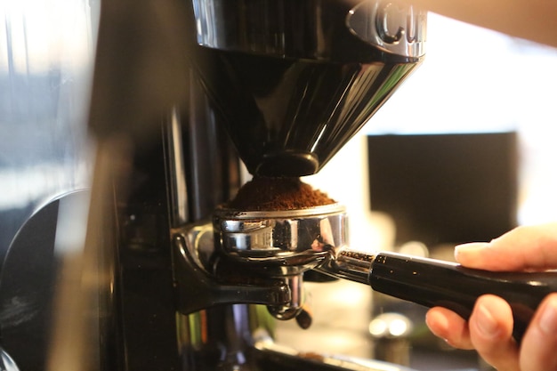 barista che prepara il caffè nella sala caffè