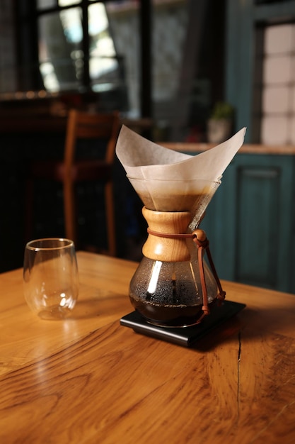 barista che prepara il caffè nella sala caffè