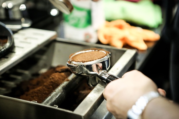 barista che prepara il caffè nella sala caffè